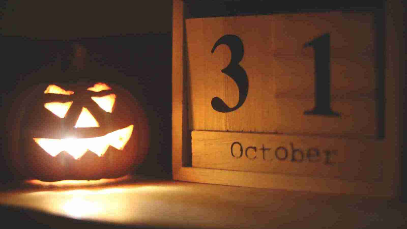 Halloween-themed Jack-o-lantern Lamp Near October 31 Calendar