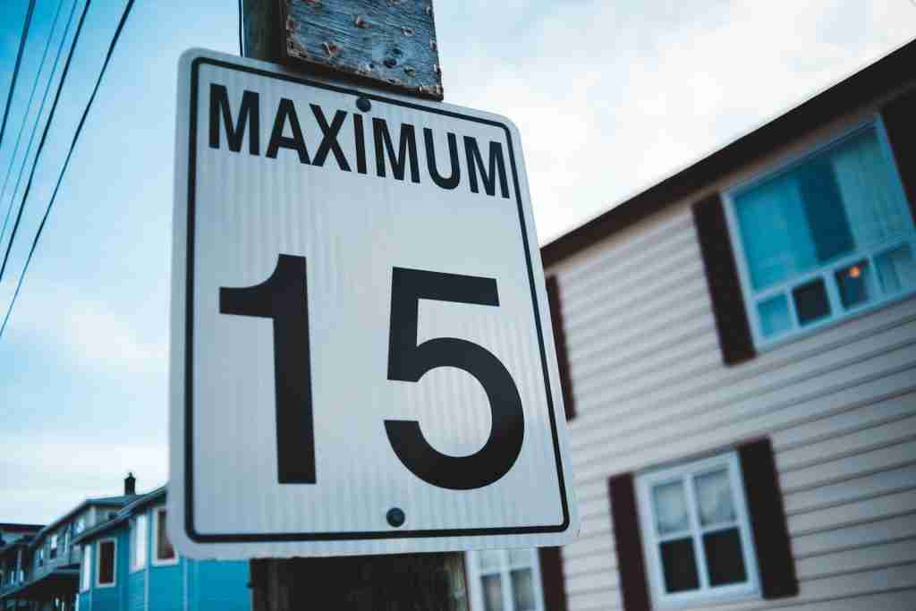 Regulatory road sign with Maximum inscription and number 15.