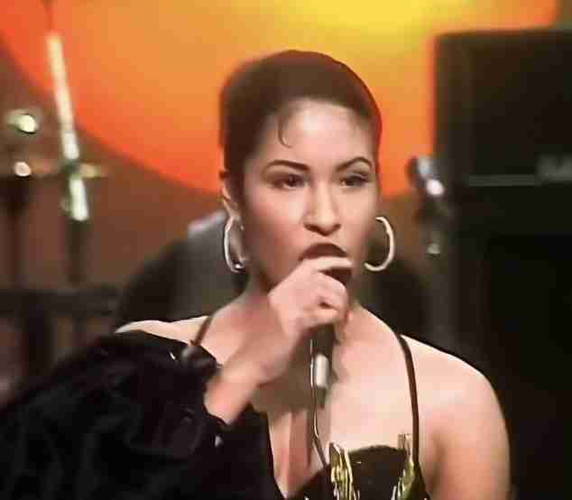 Image of Salena holding a mic : Fun Facts About Selena Quintanilla