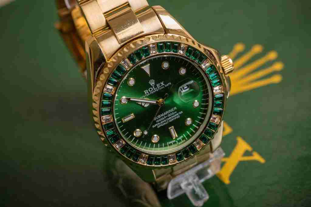 Rolex Submariner in close-up Photography