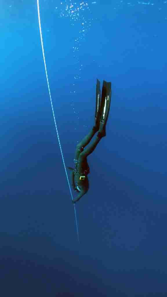 woman diving underwater: fun facts about helium